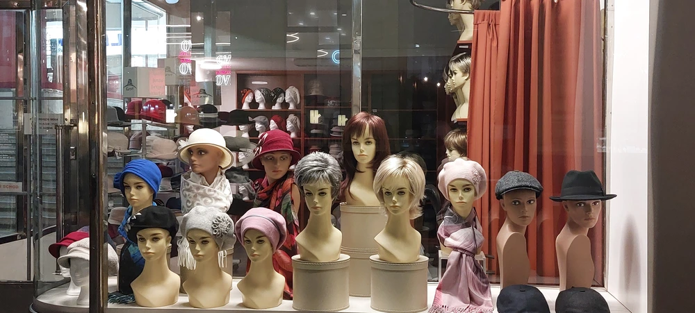 Fotografie výlohy Paruky-klobouky Poštovská 6, Alfa pasáž Brno